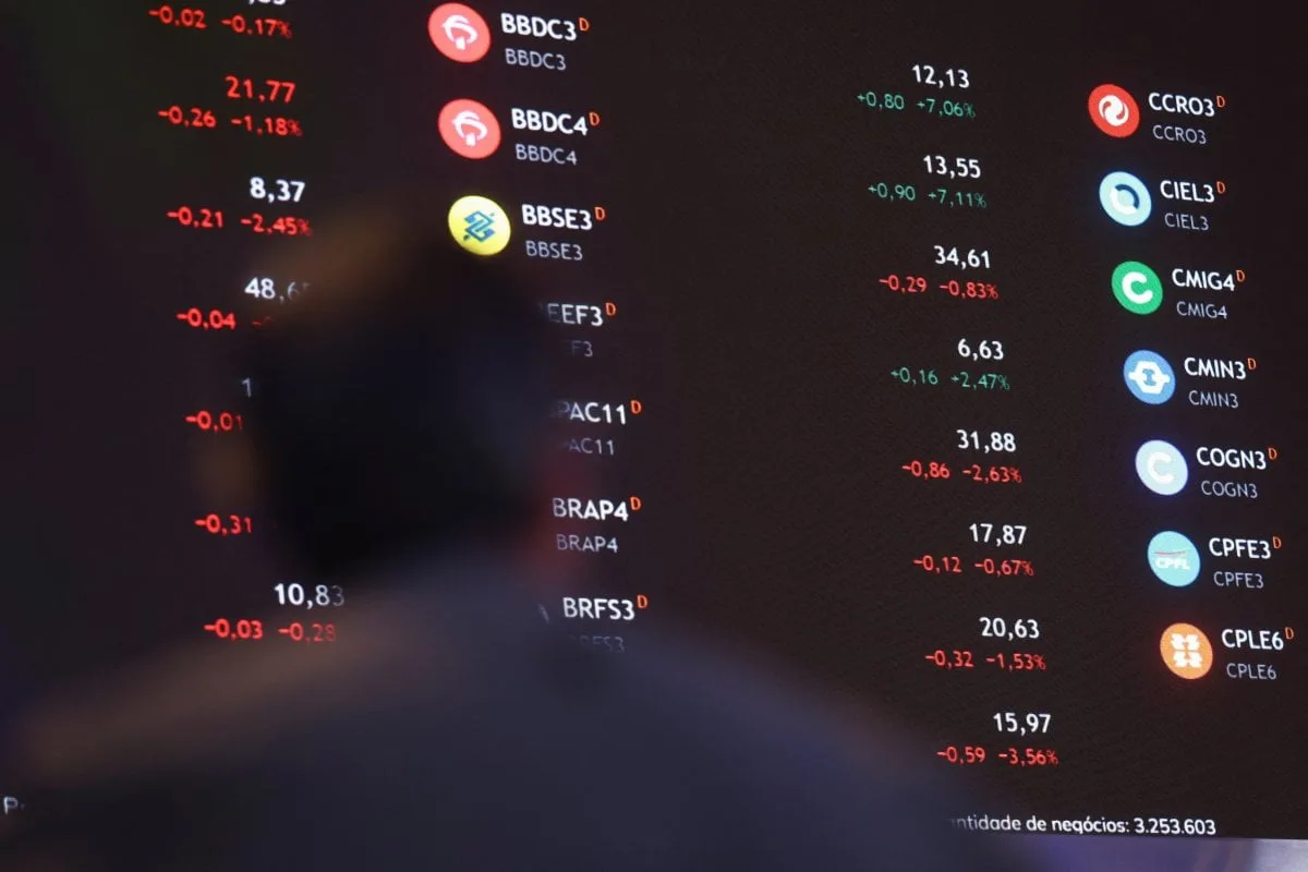 Ibovespa tem queda discreta em dia de vencimentos e balanços; Embraer atenua perda