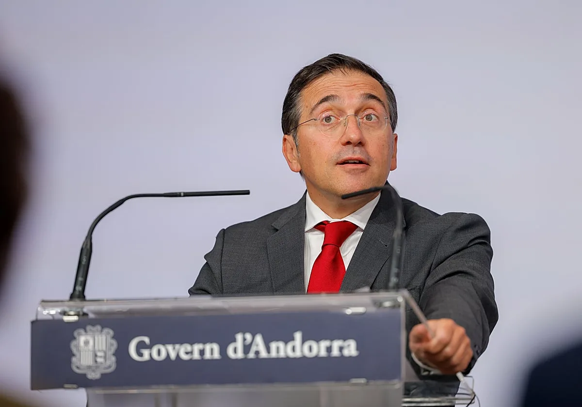 Albares contrata a un empresario marroquí con acceso a datos sensibles de la Guardia Civil en pleno asalto a Ceuta