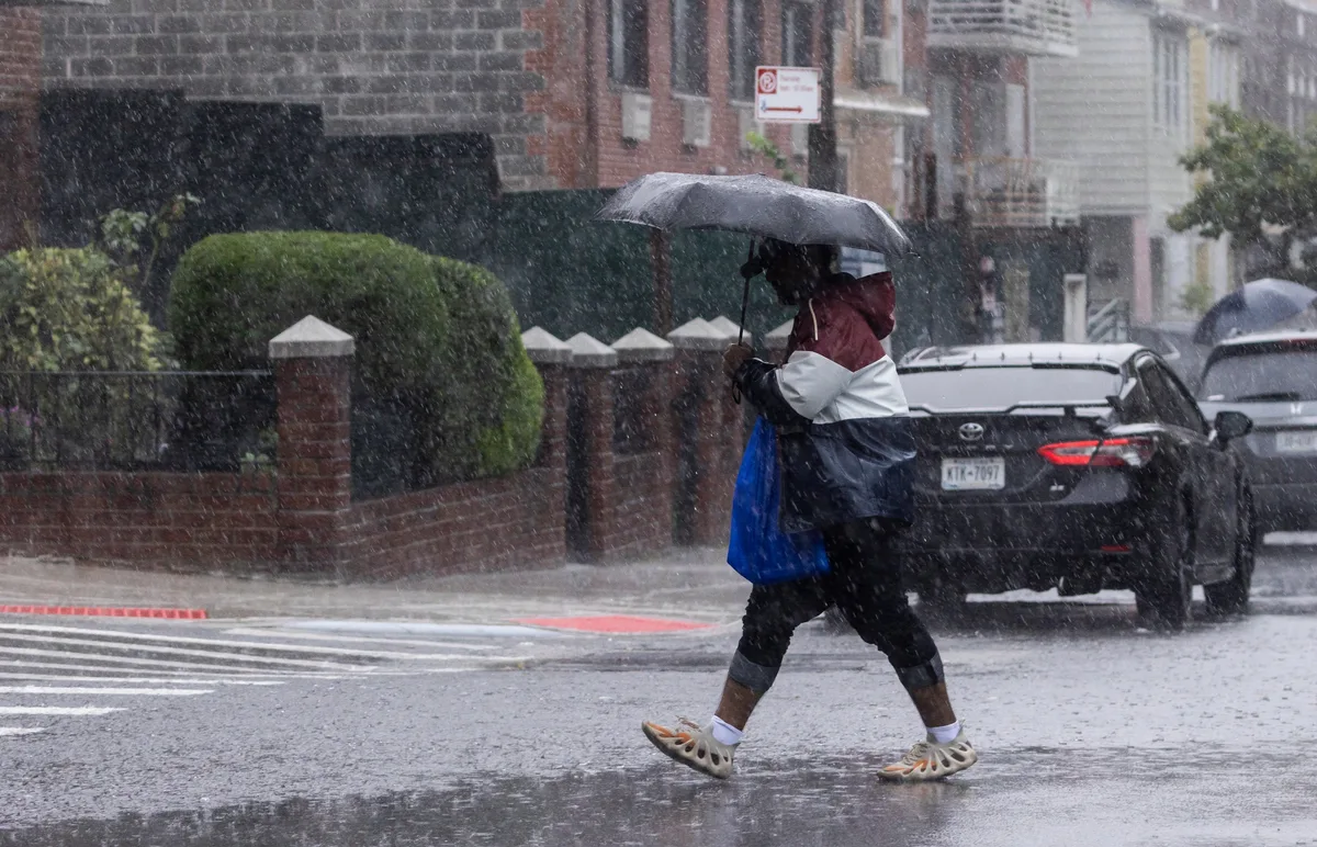 Vecinos de Queens denuncian que las tormentas vuelven a inundar sus casas y apuntan contra obras de la ciudad