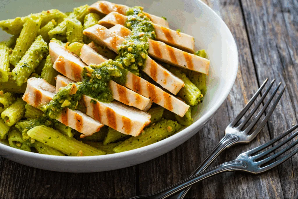 Macarrão proteico com pesto de amêndoas e frango grelhado: aprenda receita rápida e saudável para o jantar