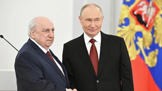 Путин поздравил академика Чубарьяна с 95-летием