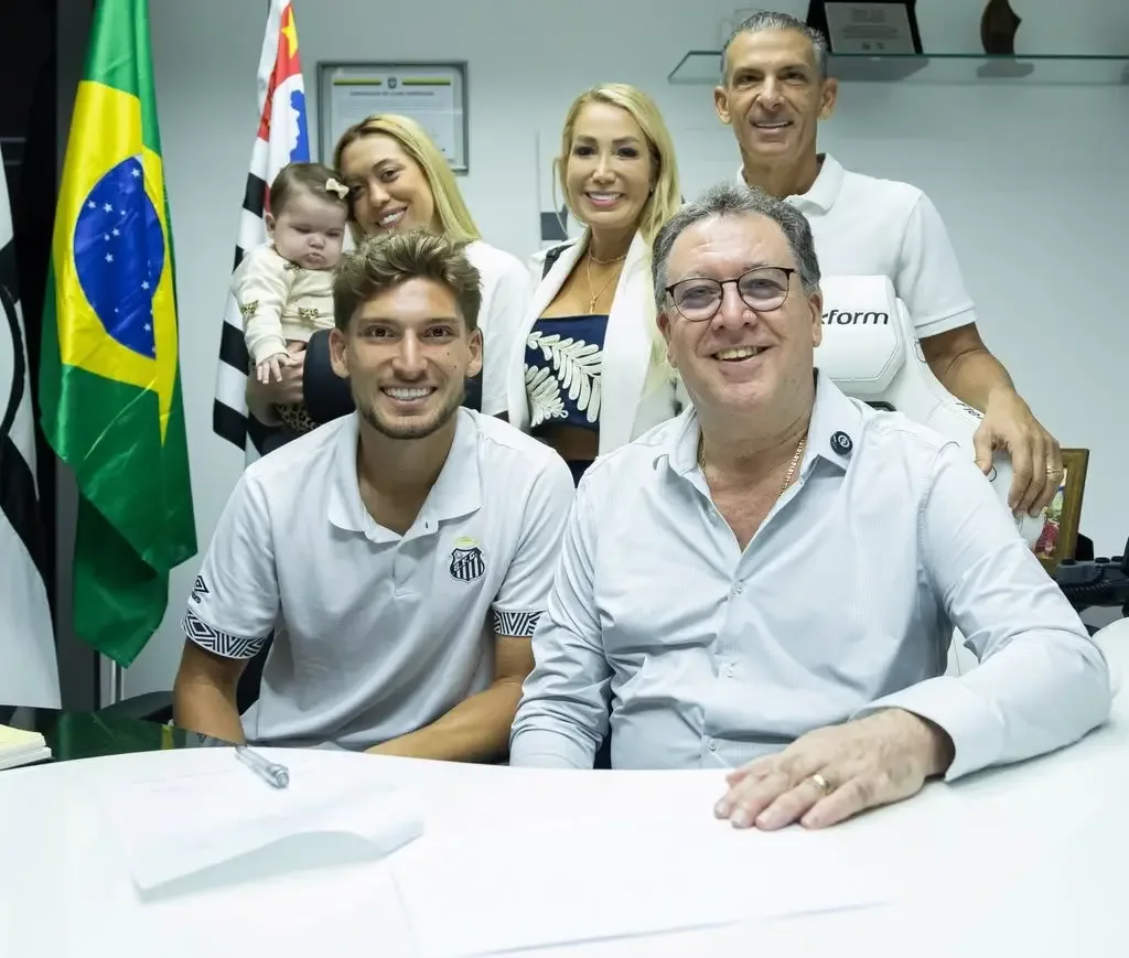 Santos renova contrato com sete Meninos da Vila do time profissional