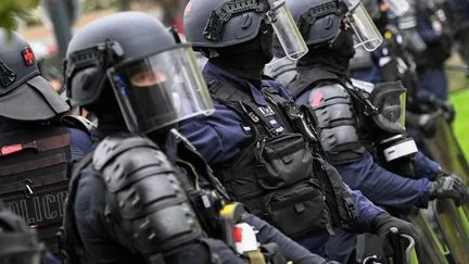 "On ne peut pas enlever leurs armes aux policiers et aux gendarmes", estime un spécialiste du maintien de l'ordre