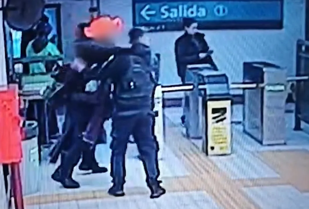 Un hombre golpeó a un policía en una estación de subte en Caballito y fue detenido