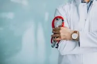 Operação da PF mira esquema interestadual de diplomas falsos de Medicina