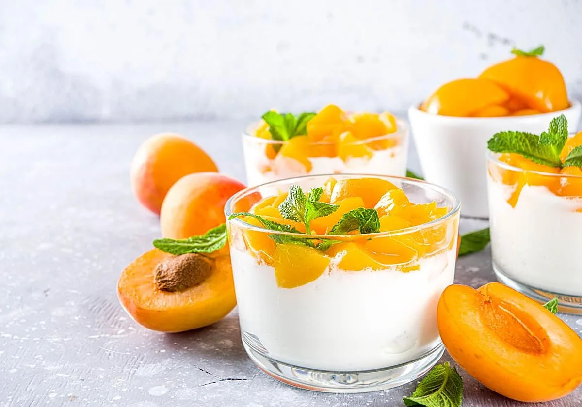 El postre frío de yogur y melocotón que se hace en 10 minutos y no necesita horno