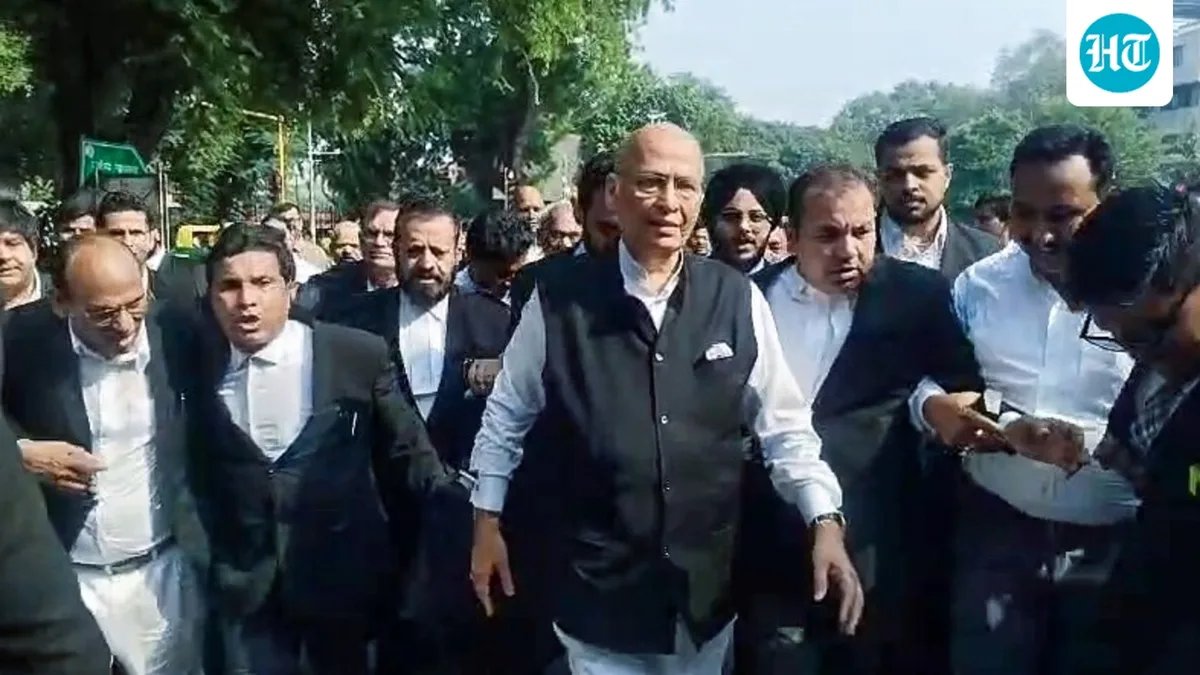 Lawyers rally behind INDIA bloc's anti-CEC stir, join oppn march in large numbers | WATCH