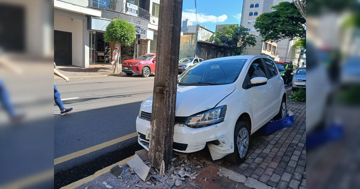 Carro atinge poste após colidir com outro veículo no centro de Apucarana