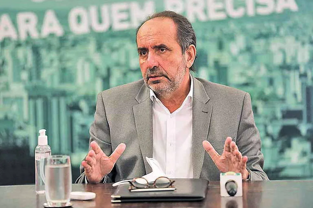 Alexandre Kalil, candidato ao Governo de Minas Gerais, participa de sabatina da Folha/UOL nesta quinta