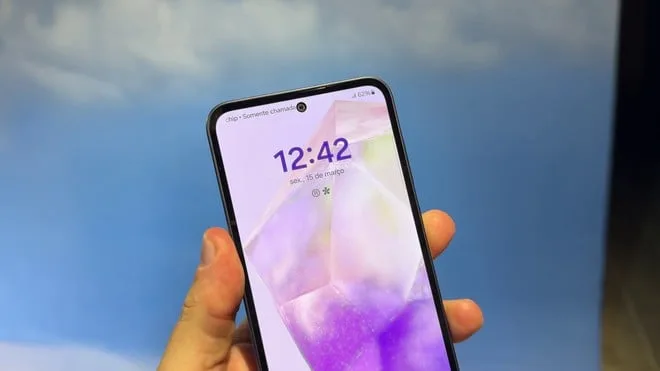 Samsung prepara One UI 9.0 para o Galaxy A55 e firmware de testes vaza na web