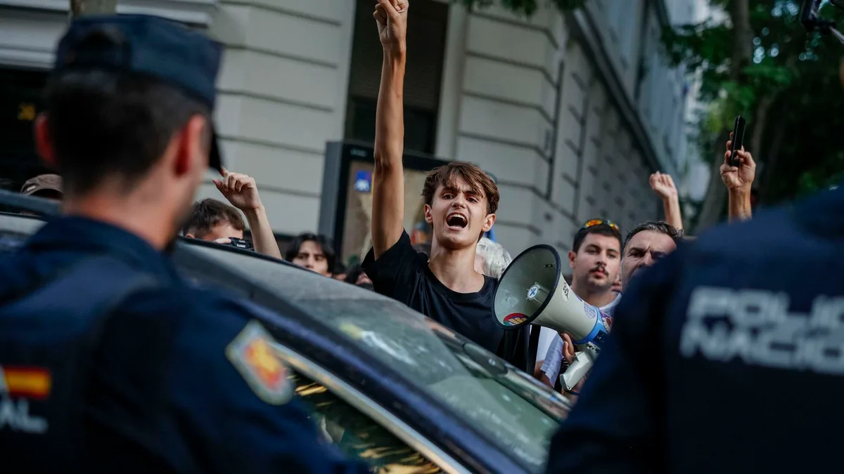 Miles de personas cortan el centro de Madrid tras la protesta frente al ático de la Comunidad por el desahucio de Maricarmen