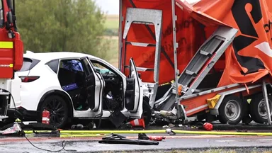 Auto mit acht Jugendlichen crasht gegen LKW