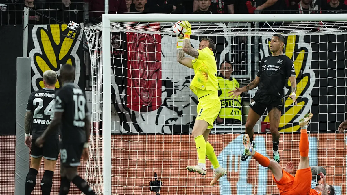 Torwart hielt Bayer-Sieg fest - Weltmeister Matthäus lobt Retter Flekken