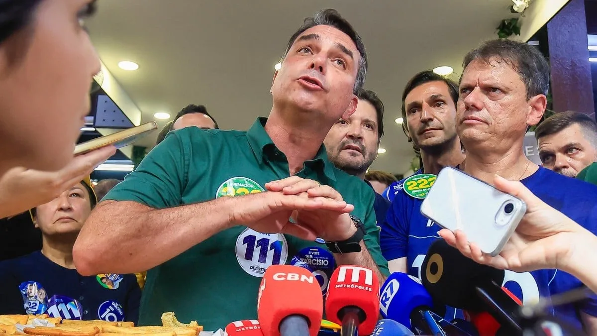 Após cobertura pró-Flávio Bolsonaro, Folha publica editorial preocupada com declarações