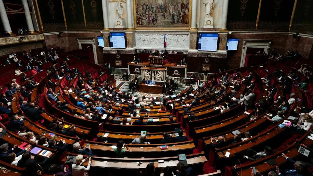 France: toujours aussi divisée, l'Assemblée nationale entame l'examen du budget 2027 sur fond de crises multiples