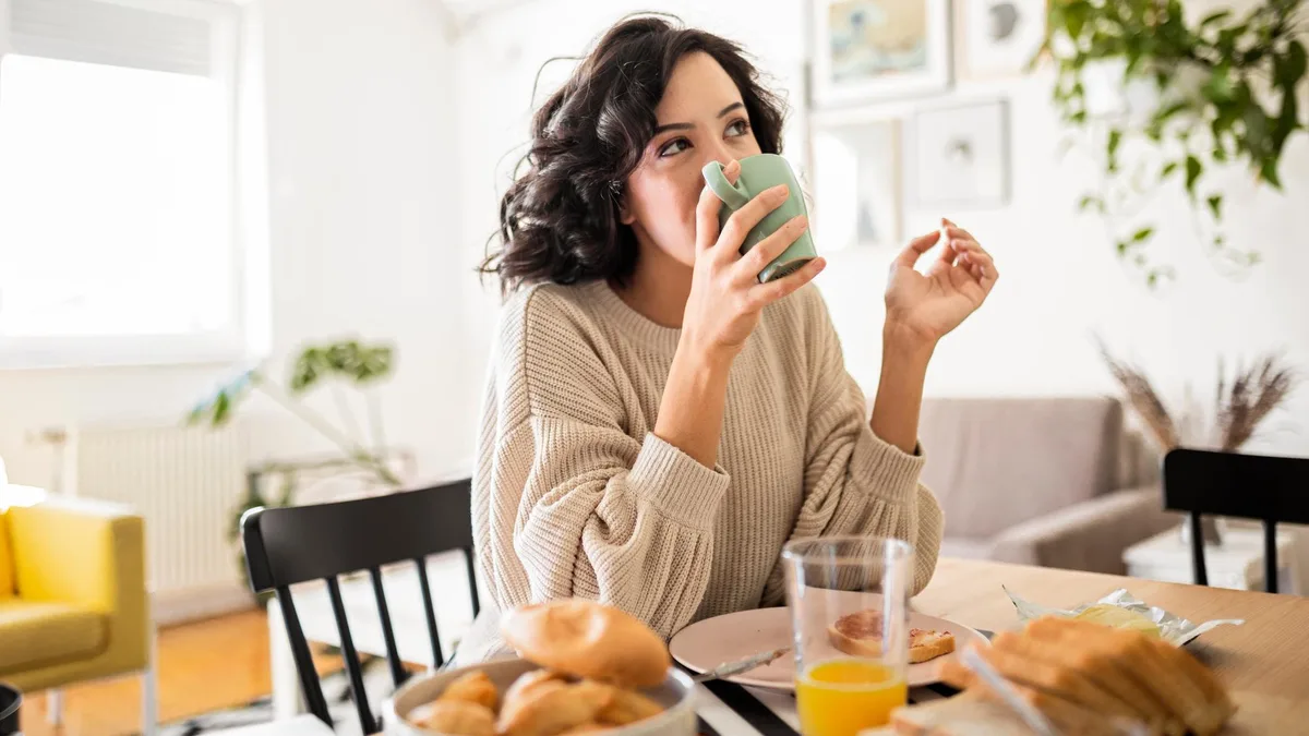 Vous utilisez toujours la même main pour manger ou attraper votre tasse ? Et si vous utilisiez l’autre
