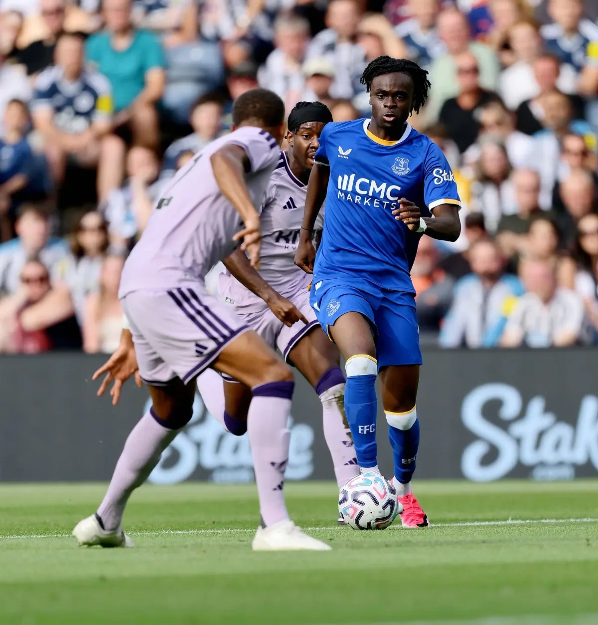 Everton vence Newcastle e chega à terceira vitória em amistosos de pré-temporada