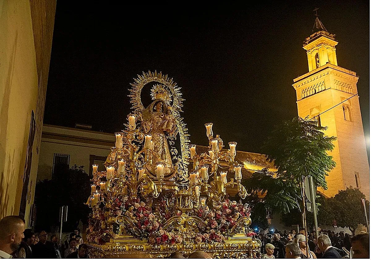 Tres rosarios y dos procesiones marcarán la jornada del domingo en Sevilla