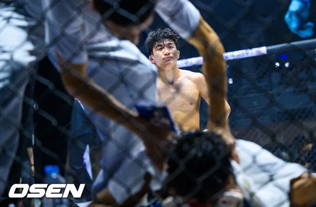 [사진]수나툴로 아지조프 상대로 TKO 승리한 편예준