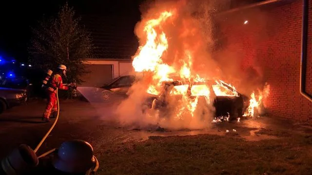 Brennendes Auto: Auto brennt vor Wohnhaus – Polizei vermutet Brandstiftung