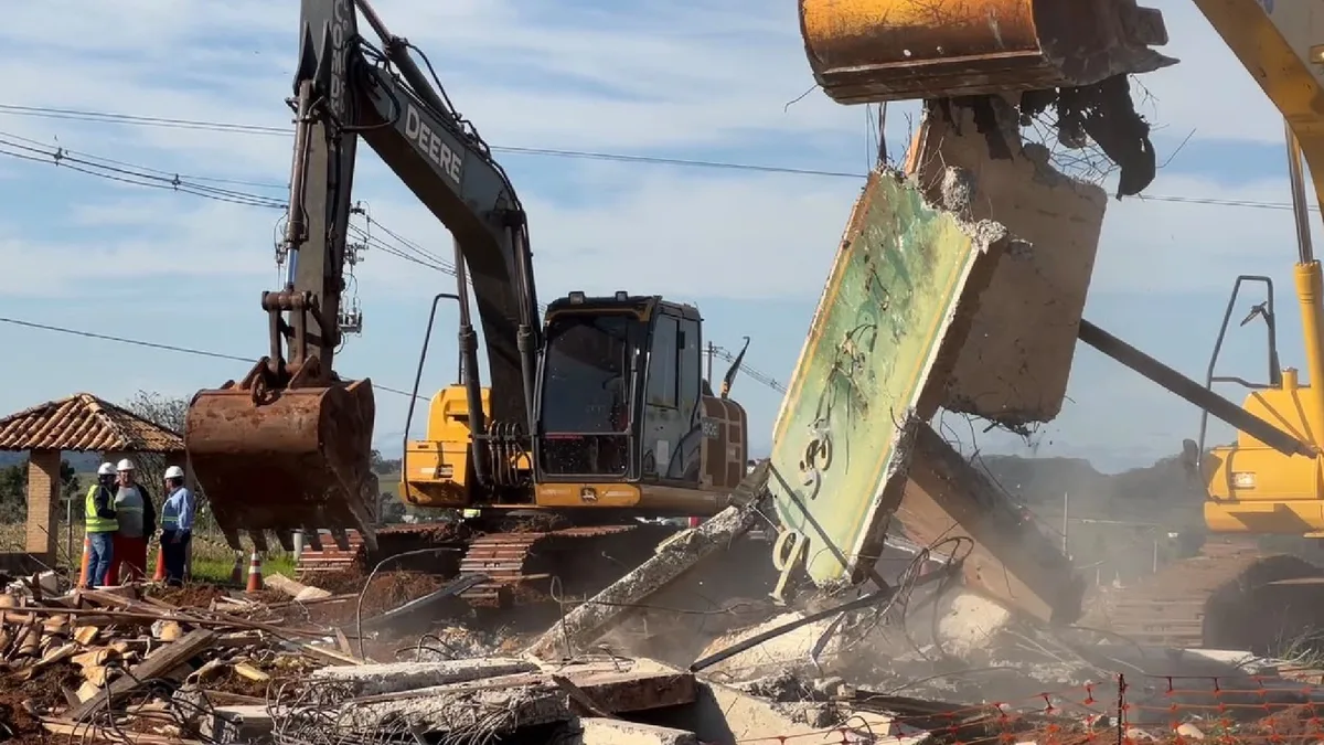 Portal de entrada é removido em rodovia de acesso à Piratininga
