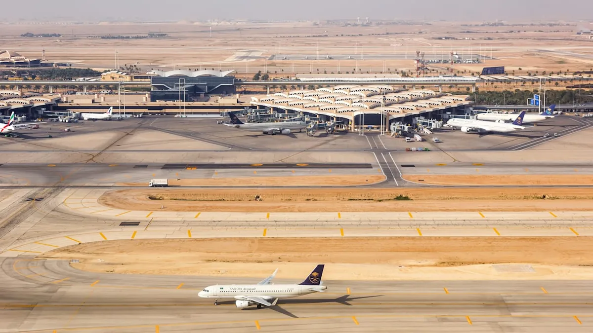 Eilmeldung - Wieder Geschoss am Flughafen in Riad eingeschlagen