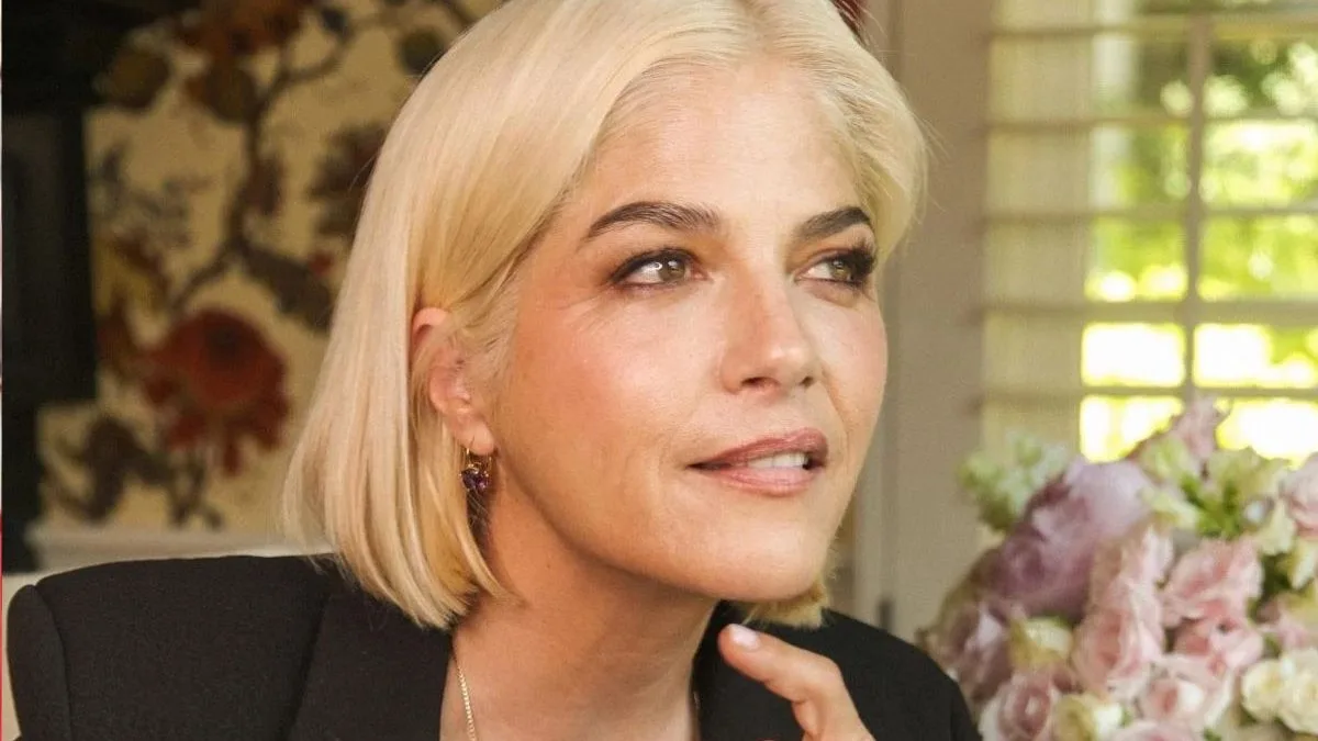 Incidente a bordo termina em prisão da atriz Selma Blair após relato de ferimentos em tripulantes de avião com destino a Nova York
