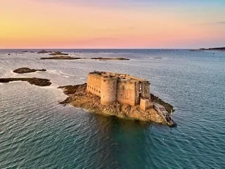 Le Fort Boyard prépare son ouverture au public en 2028 en s’inspirant du Château du Taureau, son aîné du Finistère