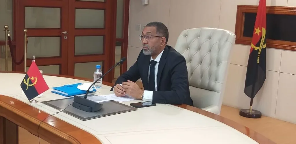 Governo angolano pede a operadores para superarem um milhão de barris/dia