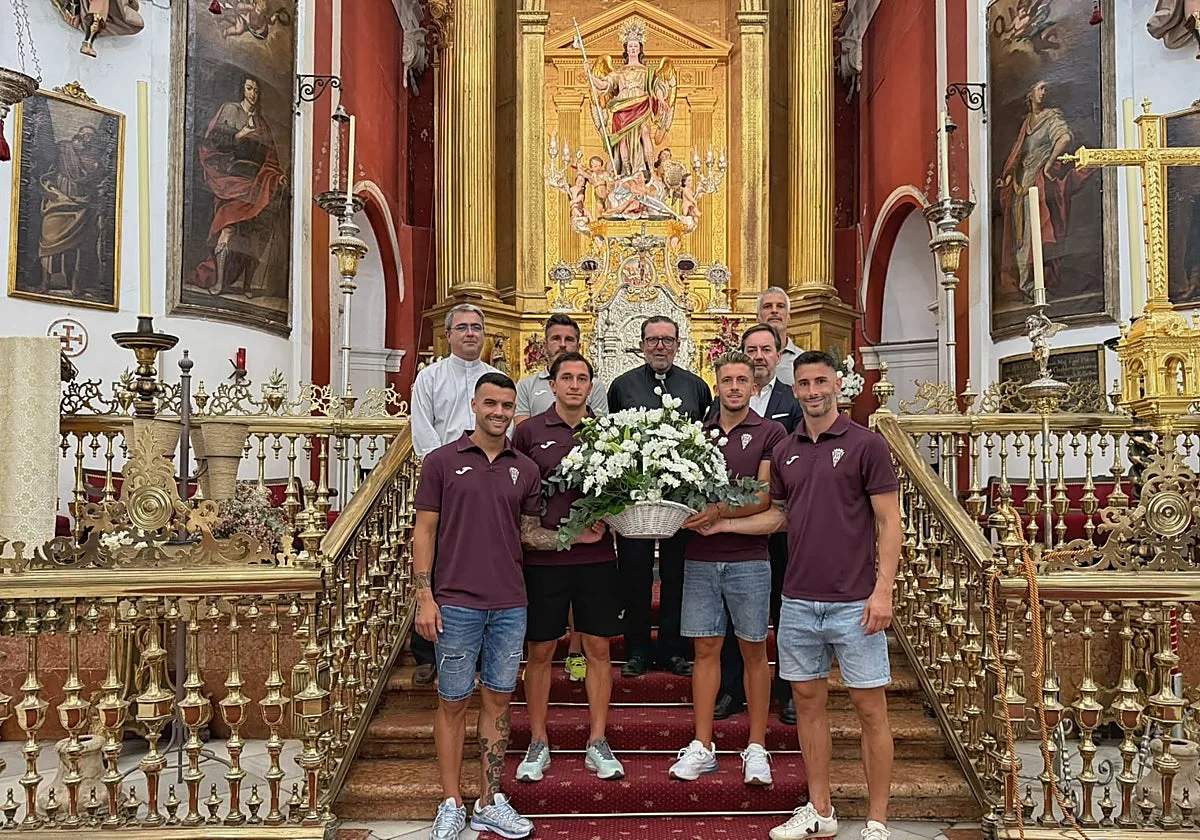 El Córdoba CF realiza la tradicional ofrenda a San Rafael: «Esta ciudad es de Primera, ojalá lo sea también en el fútbol»