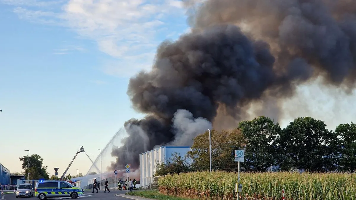 Brennender Kunststoff: Brand auf Recyclinghof gelöscht - Ursache weiter unklar