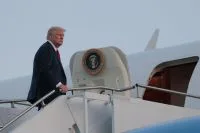 À CNN, repórter do Washington Post relata voo secreto de Trump