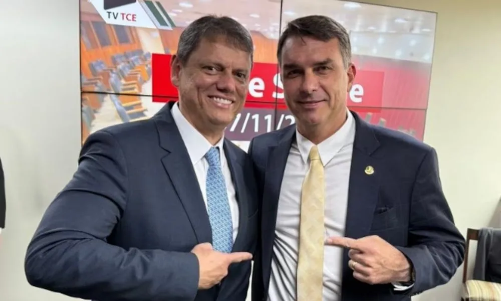 Tarcísio diz que Flávio já prestou esclarecimentos sobre ‘Dark Horse’