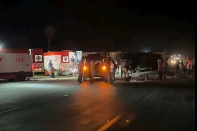 Seis pessoas morrem em acidente com ônibus e carreta na BR-116