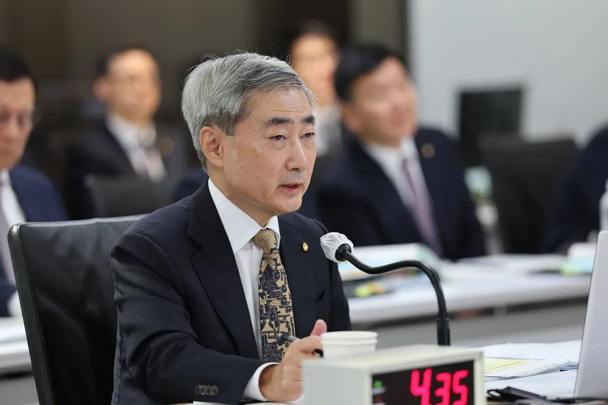 한은 총재 “내년 정부 예산안, 성장률 0.5%P·물가 0.06%P 높일 것”
