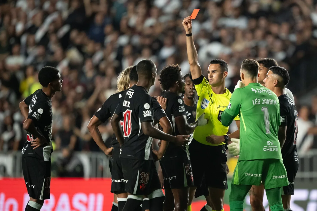 PC Oliveira diz que Barros, do Vasco, não deveria ter sido expulso contra o Vitória