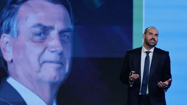 Eduardo Bolsonaro é expulso da Polícia Federal após mais de 30 faltas