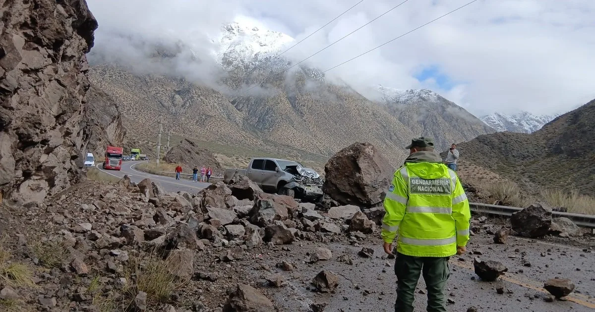 Un conductor salvó su vida de milagro tras el derrumbe de rocas en una ruta de Mendoza