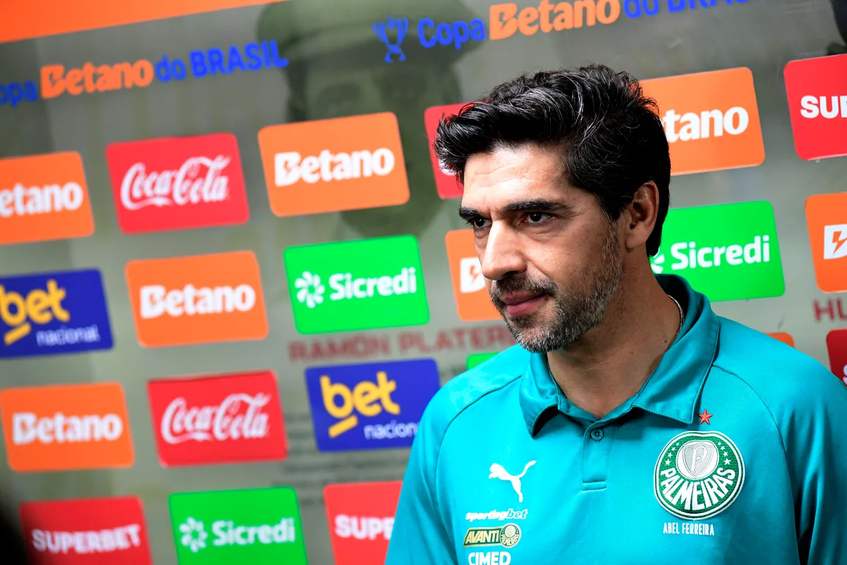 Abel Ferreira é denunciado no STJD por chutar microfone em Mirassol x Palmeiras