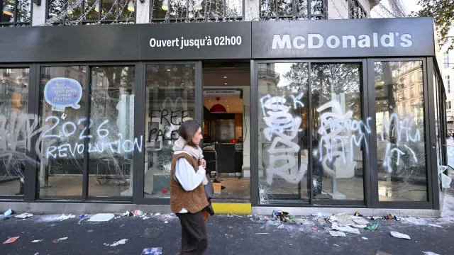 França. Autoridades condenam violência que afetou 1.500 comerciantes