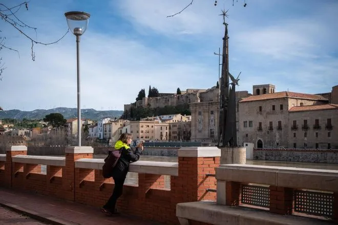 La alcaldesa de Tortosa espera la "seguridad jurídica" de la nueva ley catalana para retirar el monumento franquista del Ebro