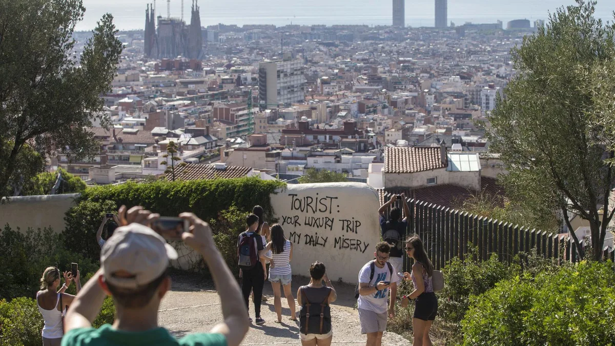 Aeropuertos al límite y ciudades saturadas: España quiere más turistas, pero no sabe dónde meterlos