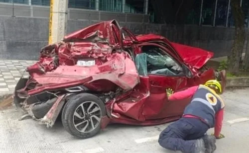 Dos personas resultan lesionadas tras quedar prensadas entre dos tráileres en Miguel Hidalgo; fueron rescatadas por bomberos de la CDMX
