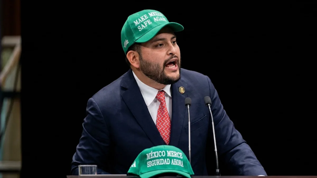 Con gorra estilo Trump, diputado del PRI llama ‘morenarcos’ a bancada de Morena en San Lázaro