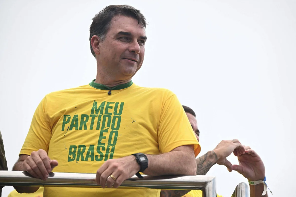 Flávio Bolsonaro explora caso Lulinha para desgastar Lula e foca segurança ao lado de Derrite