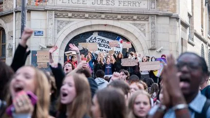 Mobilisations lycéennes : comment les jeunes se réapproprient les symboles de la République via la protestation ?