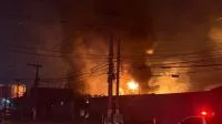 Incêndio de grandes proporções atinge galpão de materiais recicláveis em BH
