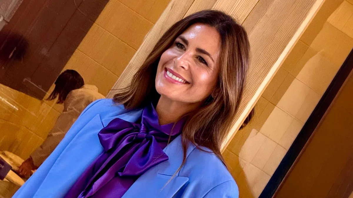 Nuria Roca desafía los colores del otoño con un look azul pervinca: traje relajado, camisa con maxilazada y bolso en contraste