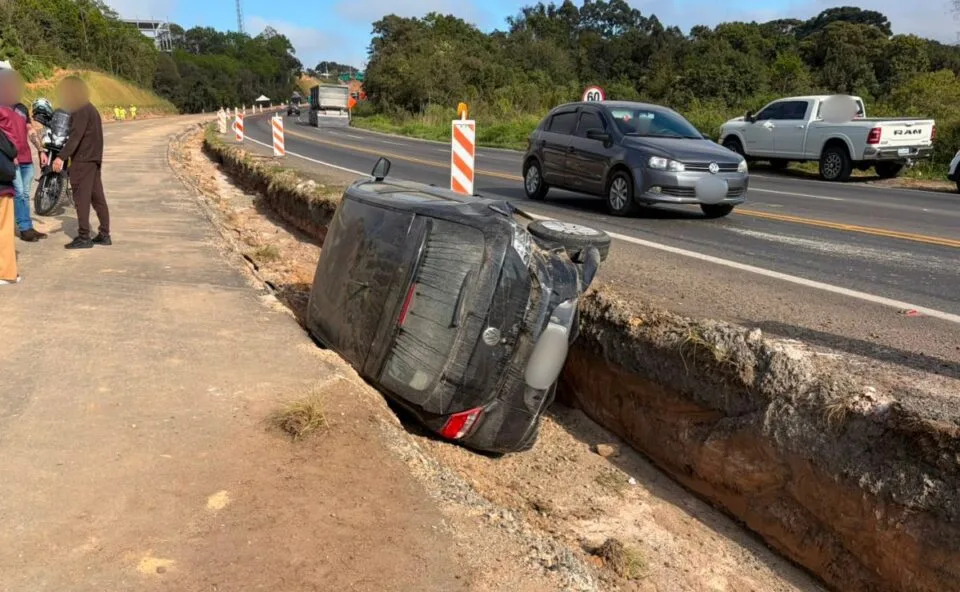 Carro cai em buraco em obras após manobra proibida às margens da Rodovia dos Minérios e casal sai ileso: “Responsabilidade minha”, diz motorista