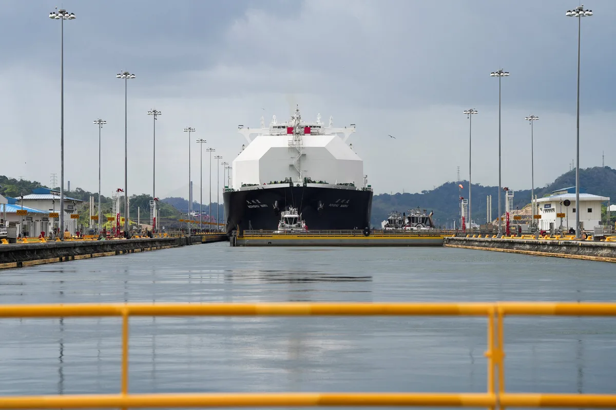 Canal de Panamá evalúa disminuir el paso diario de buques para preservar sus reservas de agua